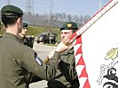 Oberstleutnant Khom, r., übernahm die Fahne von Brigadier Starlinger. (Bild öffnet sich in einem neuen Fenster)