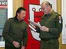 Geschenkübergabe an den Bataillonskommandanten. (Bild öffnet sich in einem neuen Fenster)