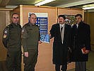 Mjr Schlechter, Obstlt Bauer, Ukë Bytiqi, UNMIK-Administrator Saunik. (Bild öffnet sich in einem neuen Fenster)