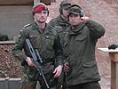 Deutsche Soldaten schießen mit dem Surmgewehr 77. (Bild öffnet sich in einem neuen Fenster)