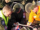Internationale Erstversorgung eines verletzten Soldaten. (Bild öffnet sich in einem neuen Fenster)