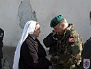 Schwester Johanna wird von Brigadier Tarcin herzlich begrüßt. (Bild öffnet sich in einem neuen Fenster)