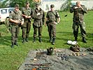 Österreichische Soldaten mit einem Fund. (Bild öffnet sich in einem neuen Fenster)