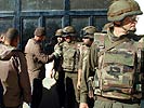 Österreichische Soldaten beruhigen erhitzte Gemüter. (Bild öffnet sich in einem neuen Fenster)