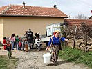 Die Soldaten brachten frisches Wasser für die ganze Orte. (Bild öffnet sich in einem neuen Fenster)