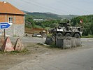 Österreichische KFOR-Soldaten sichern die Zufahrt zum Camp Nothing Hill. (Bild öffnet sich in einem neuen Fenster)