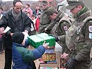 Die österreichischen Soldaten als Weihnachtsmänner. (Bild öffnet sich in einem neuen Fenster)
