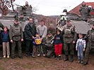 KFOR-Soldaten und ein lokaler Ortsvorsteher. (Bild öffnet sich in einem neuen Fenster)