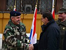 Handschlag mit KFOR-Kommandant General Xavier Bout de Marnhac. (Bild öffnet sich in einem neuen Fenster)