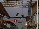Mit Hilfe von Abseiltechniken werden die Verletzten geborgen. (Bild öffnet sich in einem neuen Fenster)