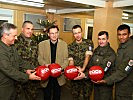 Minister Darabos brachte Weihnachtsgeschenke: Fußbälle... (Bild öffnet sich in einem neuen Fenster)