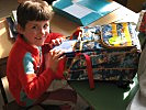 Was da alles drin ist: Eines der Kinder freut sich über seine Schultasche. (Bild öffnet sich in einem neuen Fenster)