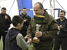 Der jüngste Spieler erhält den Siegerpokal von Oberstleutnant Hofer. (Bild öffnet sich in einem neuen Fenster)