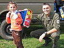 Vizeleutnant Anton Dunst freut sich mit den Kindern. (Bild öffnet sich in einem neuen Fenster)