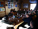 Debriefing mit Oberstleutnant Volkmar Ertl, 2.v.l. (Bild öffnet sich in einem neuen Fenster)
