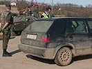 Österreichische Soldaten, kosovarische Polizisten und deutsche Feldjäger. (Bild öffnet sich in einem neuen Fenster)