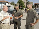 Österreichische KFOR-Soldaten im Gespräch mit einem Einheimischen.