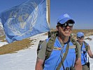 Als Zeichen ihrer Neutralität trägt diese Patrouille die UN-Fahne mit sich. (Bild öffnet sich in einem neuen Fenster)