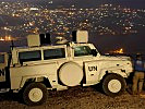Mit einem Nachtsichtgerät beobachten Soldaten den Ort Majdal Shams. (Bild öffnet sich in einem neuen Fenster)