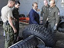 Eine Kfz-Werkstätte gehört zur Infrastruktur des Camps. (Bild öffnet sich in einem neuen Fenster)