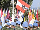 Dänische Soldaten hissten im Lager die österreichische Flagge.