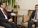 Im Gespräch mit Außenminister Adnan Mansour... (Bild öffnet sich in einem neuen Fenster)