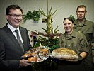 Minister Darabos überreichte Weihnachtsgeschenke an die Soldaten.