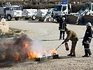 Eine praktische Feuerlöschübung.