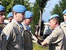 Oberstleutnant Szigeth verleiht die UN-Einsatzmedaille.