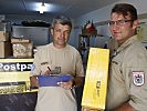 Korporal Markus Fister freut sich über ein Paket. (Bild öffnet sich in einem neuen Fenster)