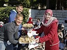 Die Soldaten brachten einen Apfelstrudel für die Kinder. (Bild öffnet sich in einem neuen Fenster)