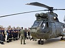 Soldaten der Feuerwehr erhalten Infos über einen "Super Puma"-Hubschrauber. (Bild öffnet sich in einem neuen Fenster)