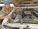 Oberwachtmeister Debora H. kontrolliert ein Fahrzeug vor der Abfahrt. (Bild öffnet sich in einem neuen Fenster)