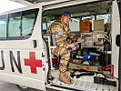 Stabswachtmeister Mario K. überprüft die Notfallausrüstung. (Bild öffnet sich in einem neuen Fenster)