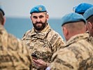 Major Axel A. bei der Kompaniebesprechung. (Bild öffnet sich in einem neuen Fenster)