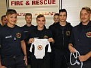 Das Feuerwehr-Team bei der Übergabe...