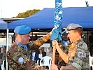 Generalmajor Del Col, l., übergibt die UN-Flagge an Oberstleutnant Dohr.