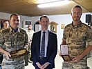 Übergabe einer Spende an Oberstleutnant Dohr und Kompaniekomandanten. (Bild öffnet sich in einem neuen Fenster)