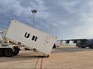 Be- und Entladen der Transportmaschine am Flughafen.