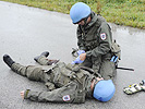 Soldaten beim Einsatztraining. Rechts: Die neue Erste-Hilfe-Ausrüstung.