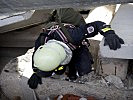 Rette- und Bergesoldat am Einsatzort. (Bild öffnet sich in einem neuen Fenster)