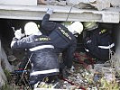 Der Rette- und Bergetrupp steigt in das eingestürzte Objekt ein. (Bild öffnet sich in einem neuen Fenster)