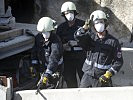 Der Rette- und Bergetrupp mit dem Abbruchhammer. (Bild öffnet sich in einem neuen Fenster)