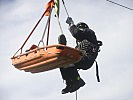 Der Verletzte wird mit der Seilbahn aus dem Gefahrengebiet gebracht. (Bild öffnet sich in einem neuen Fenster)