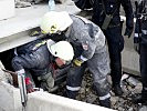 Ein Erdbebenopfer wird geborgen... (Bild öffnet sich in einem neuen Fenster)