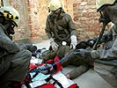 Hier trainieren Soldaten das Bergen eines Verletzten. (Bild öffnet sich in einem neuen Fenster)