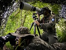 Oft beobachten die Soldaten aus verborgenen Stellungen. (Bild öffnet sich in einem neuen Fenster)