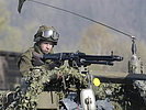 Ein MG-Schütze auf einem Puch-G Geländewagen. (Bild öffnet sich in einem neuen Fenster)