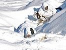 Zwei Aufklärer pirschen sich durch den Schnee an ihr Ziel heran. (Bild öffnet sich in einem neuen Fenster)