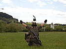 Ein Soldat des Granatwerferzuges lotst einen Hubschrauber heran. (Bild öffnet sich in einem neuen Fenster)